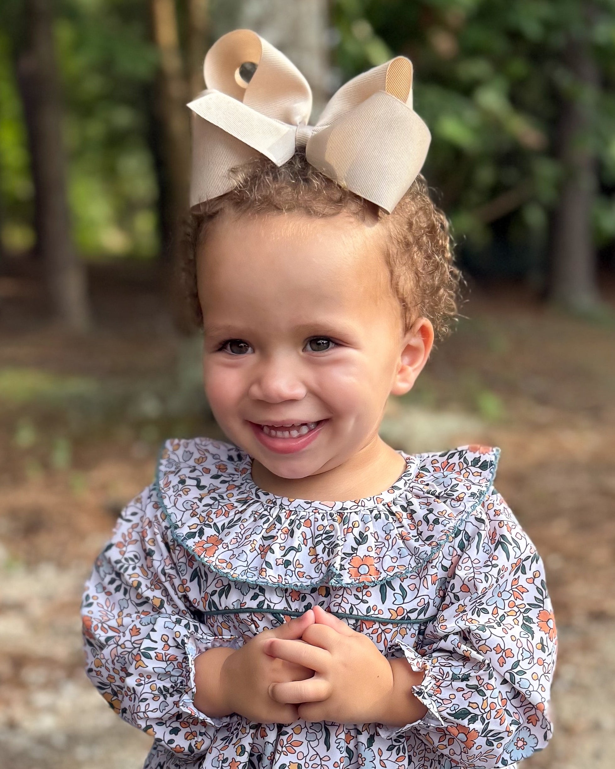 Child wearing a Wee Ones bow